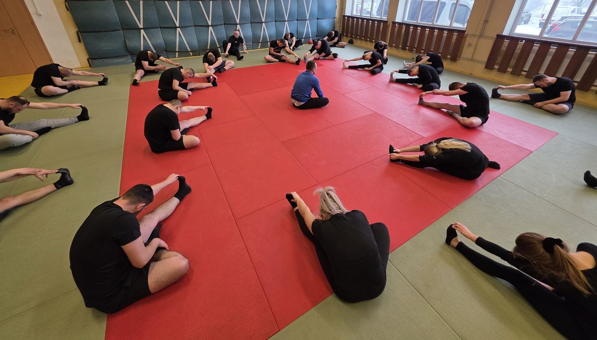 policjanci podczas szkolenia na matach