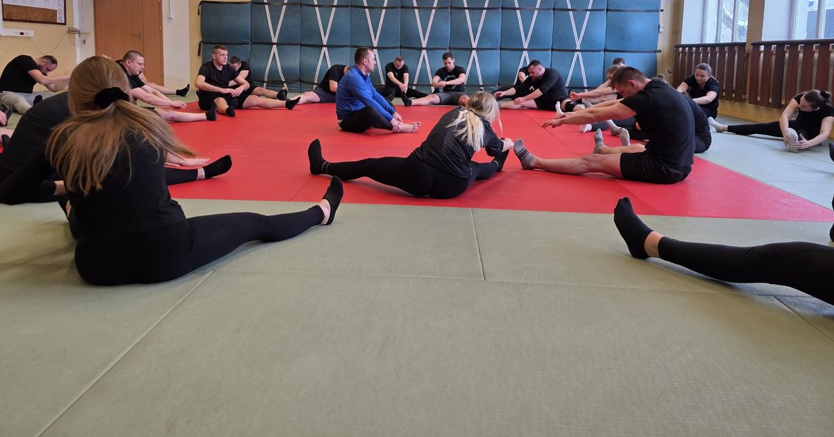 policjanci podczas szkolenia na matach