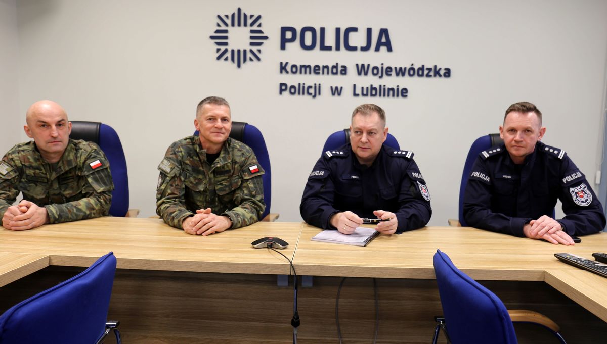 : Komendant Wojewódzki Policji w Lublinie inspektor Tomasz Gil wraz ze swoim Zastępcą inspektorem Robertem Michną oraz Komendant Nadbużańskiego Oddziału Straży Granicznej w Chełmie generał brygady SG Jacek Szcząchor wraz ze swoim Zastępcą pułkownikiem SG Wojciechem Potapo