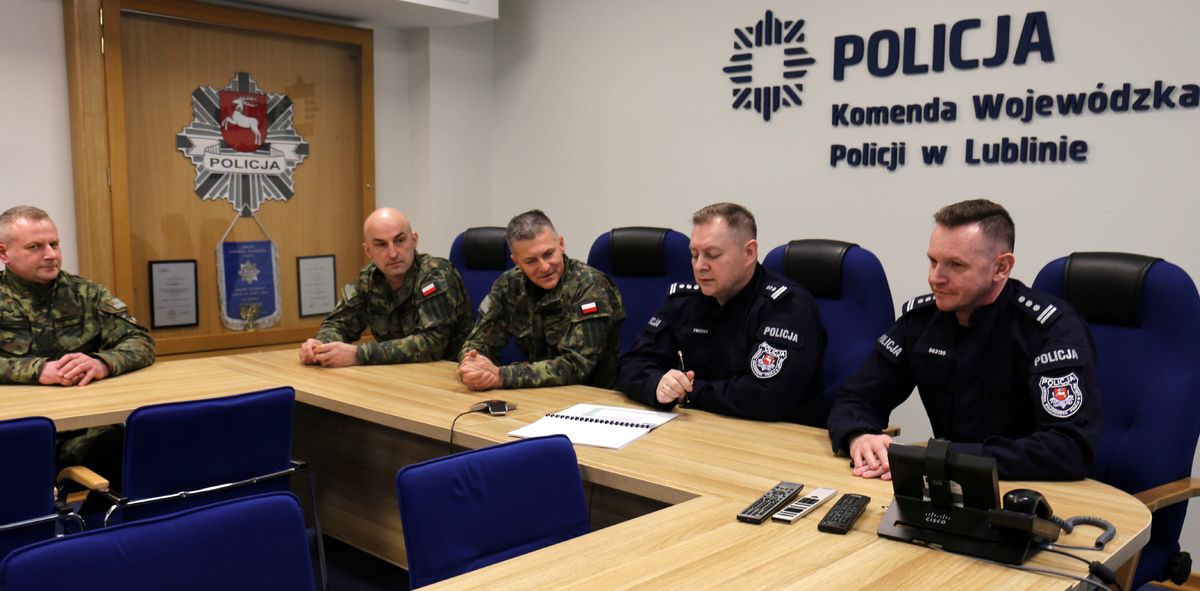 : Komendant Wojewódzki Policji w Lublinie inspektor Tomasz Gil wraz ze swoim Zastępcą inspektorem Robertem Michną oraz Komendant Nadbużańskiego Oddziału Straży Granicznej w Chełmie generał brygady SG Jacek Szcząchor wraz ze swoim Zastępcą pułkownikiem SG Wojciechem Potapo i Naczelnikiem Wydziału do spraw Cudzoziemców majorem SG Marcinem Martyniukiem. 