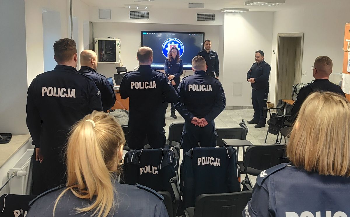 policjanci i wykładowcy Ośrodka Szkolenia Policji w sali wykładowej
