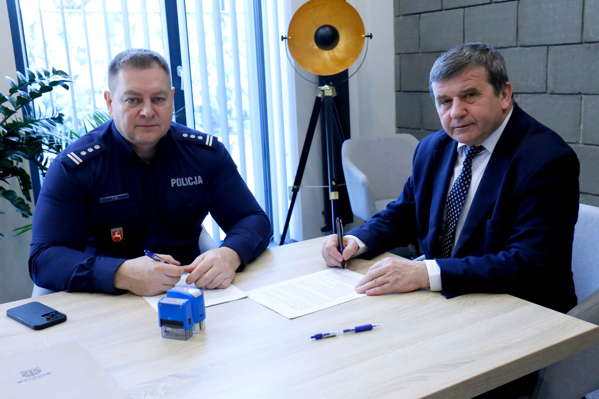 Inspektor Tomasz Gil i prezes Stanisław Mazur podisują porozumienie.