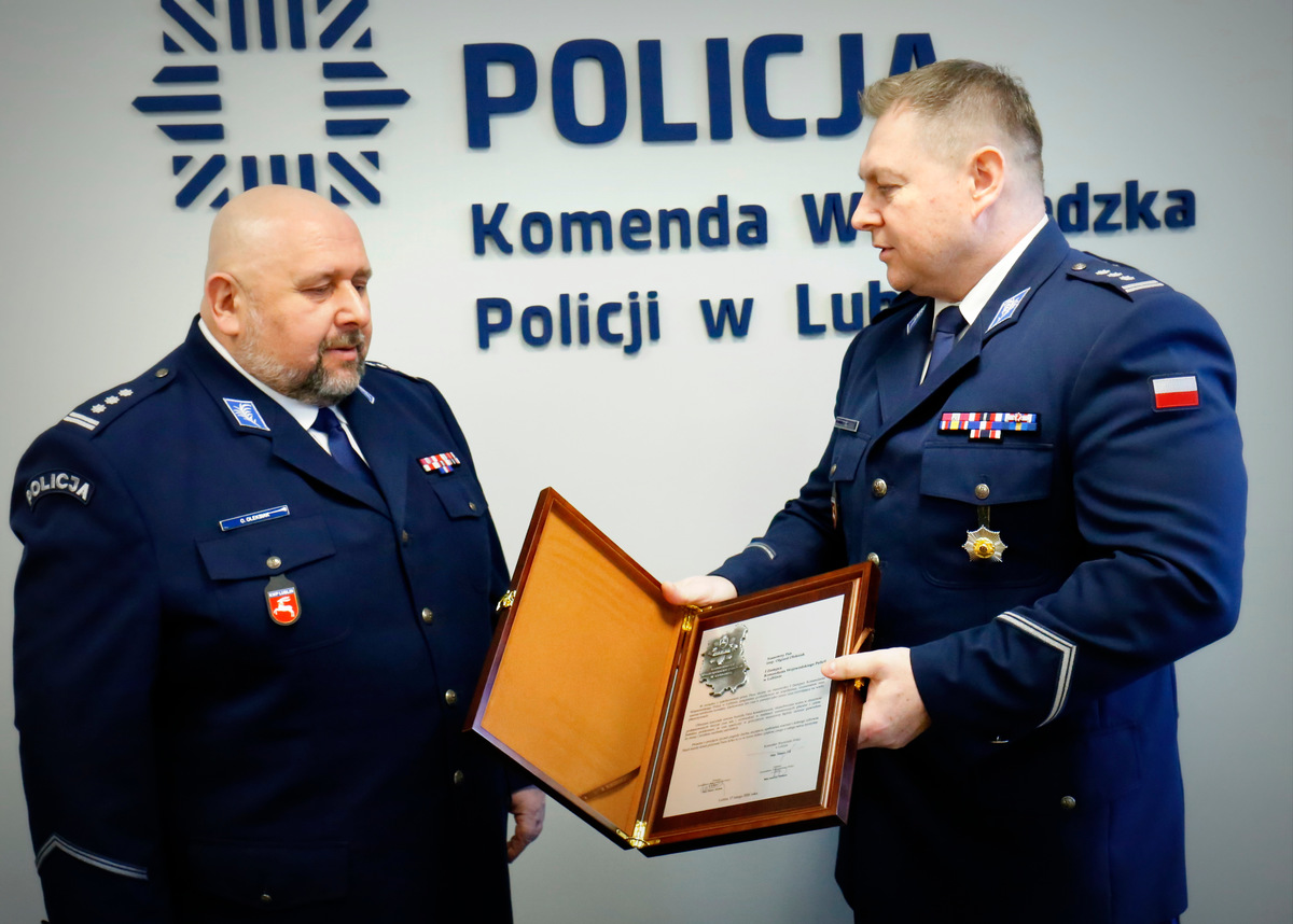 Komendant Wojewódzki Policji inspektor Tomasz Gil wręcz pamiątkową tablicę inspektorowi Olgierdowi Oleksiakowi