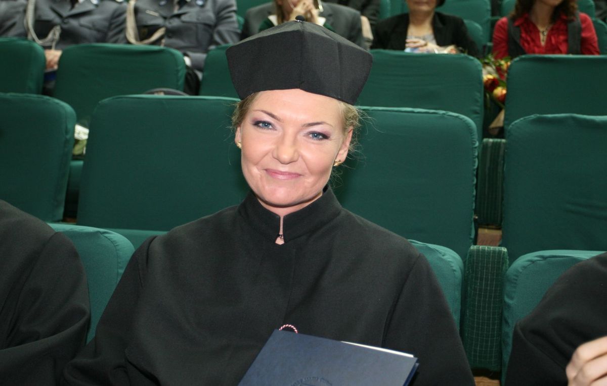 Zdjęcie z dwa tysiące dziewiątego roku. Podinspektor Eyta Naja odbiera tytuł doktora.