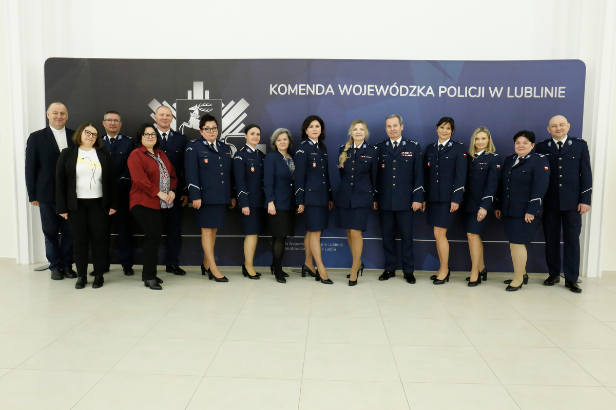 Wspólne zdjęcie podinspektor Edyty Naji z kadra kierowniczą.