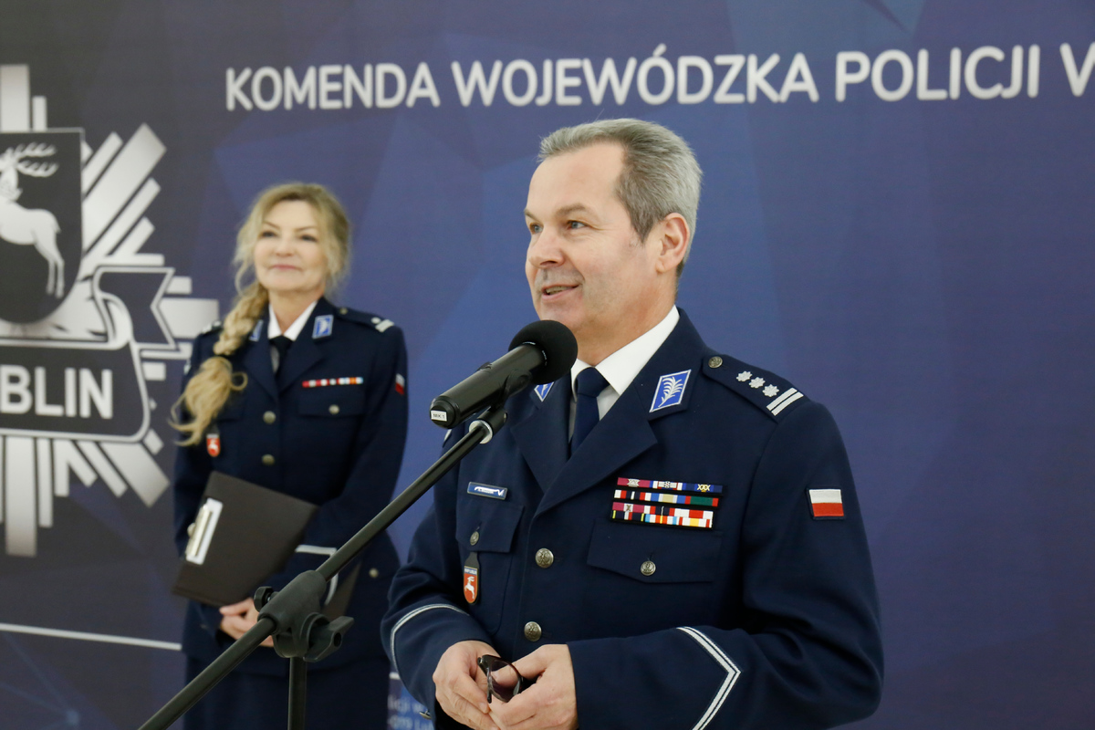 Zastępca Komendanta Wojewódzkiego Policji w Lublinie insp. Andrzej Mioduna dziękuje podinspektor Edycie Naji za służbę.