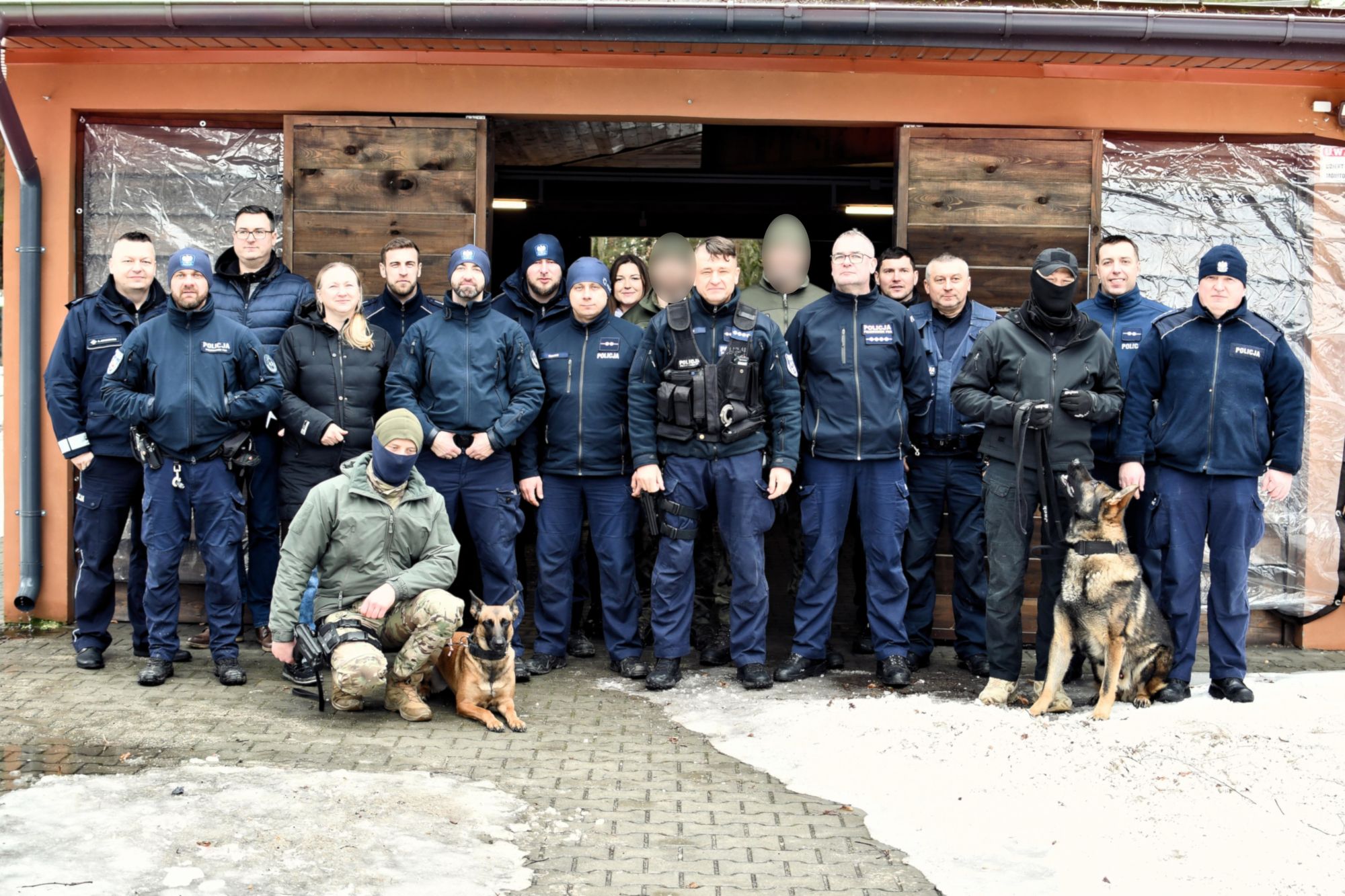 zdjęcie rupowe funkcjonariuszy biorących udział w szkoleniu 