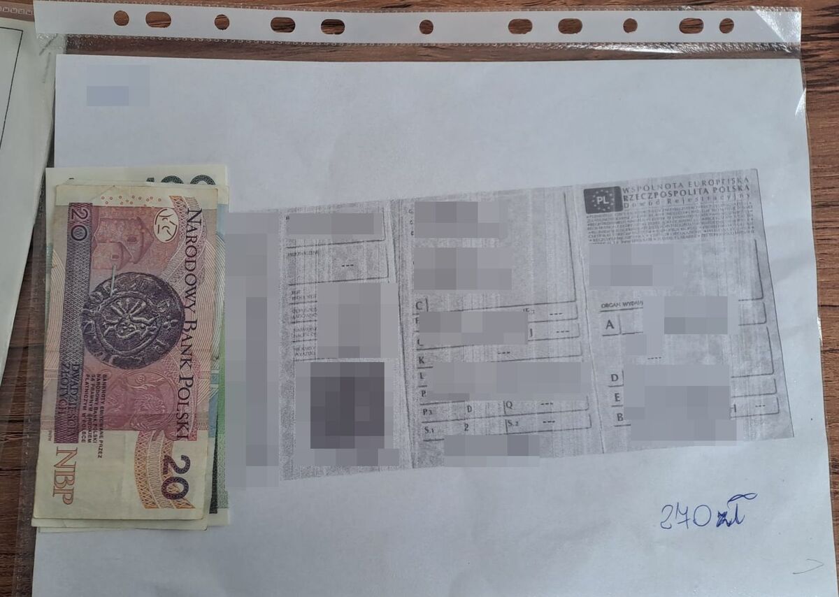 Zabezpieczone pieniądze i ksero dowodu rejestracyjnego.