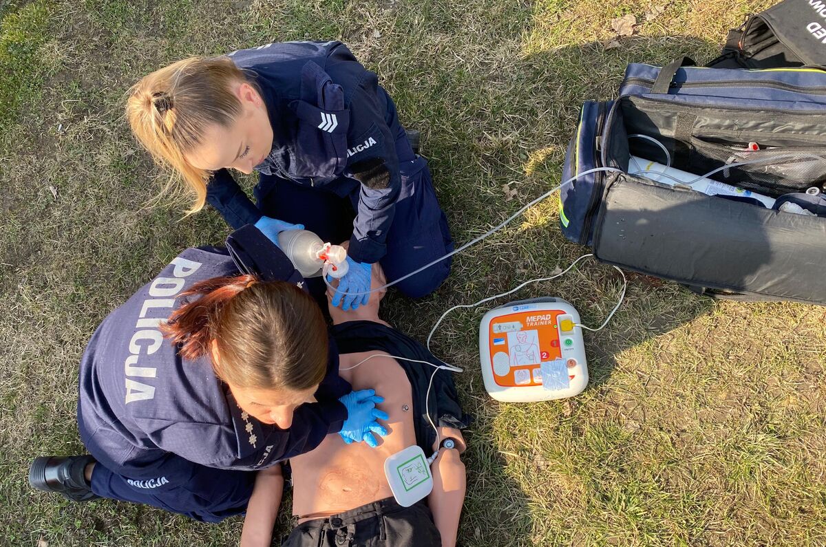 umundurowane policjantki ćwiczą udzielanie pierwszej pomocy 