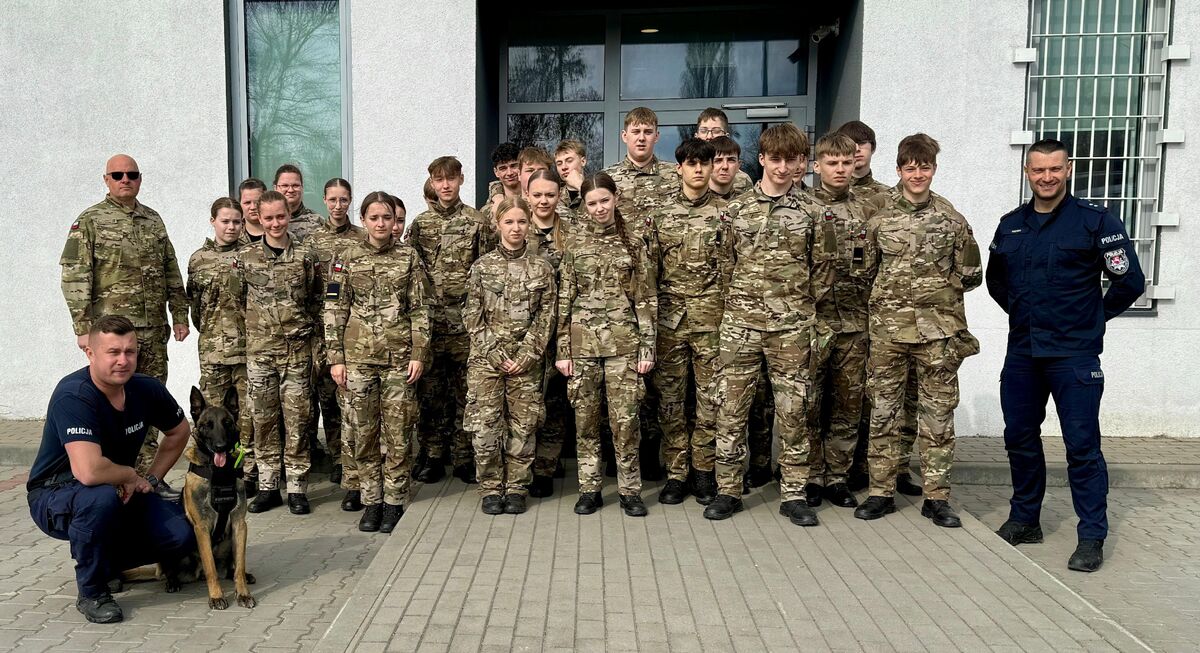 zdjęcie grupowe uczniów oddziałów mundurowych