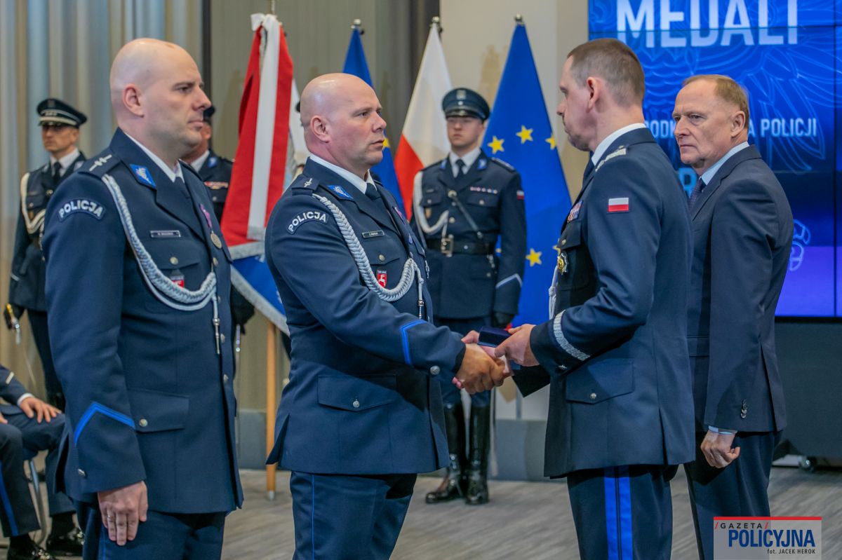 komendnat wręcza medal policjantom 