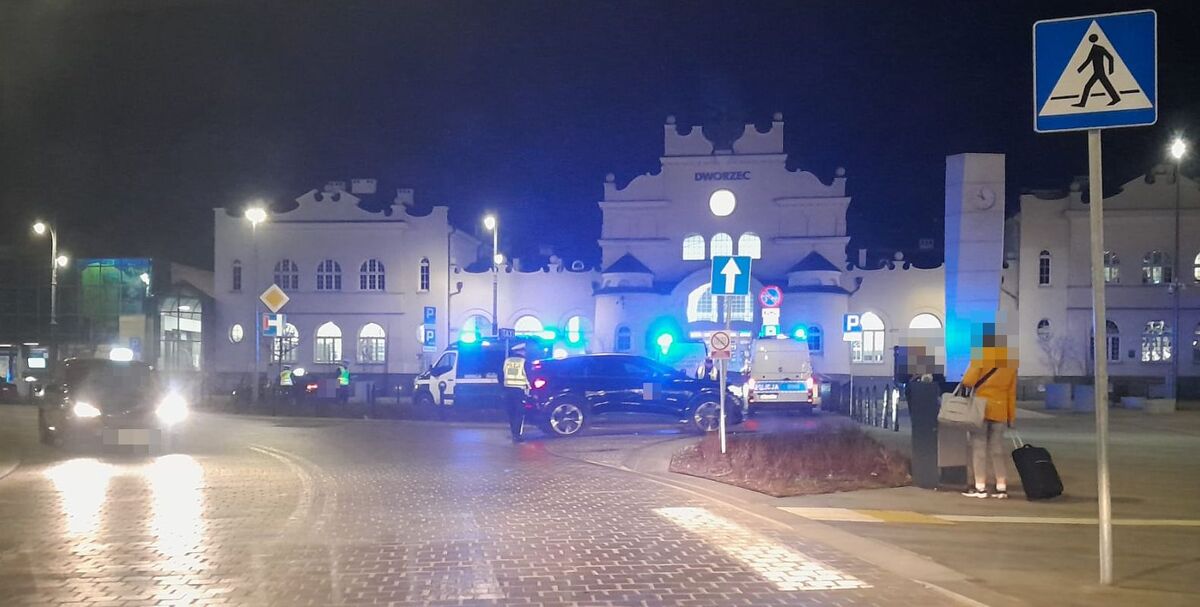 funkcjonariusze podczas kontroli taksówek, w tle widać Dworzec PKP