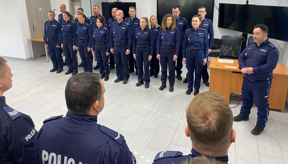 kadra ośrodka i kursanci podczas rozpoczęcia kursu