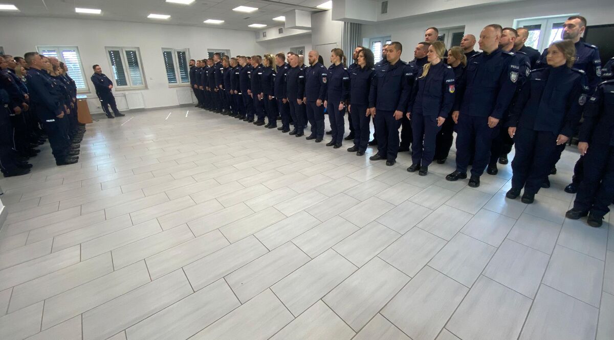 kadra ośrodka i kursanci podczas rozpoczęcia kursu