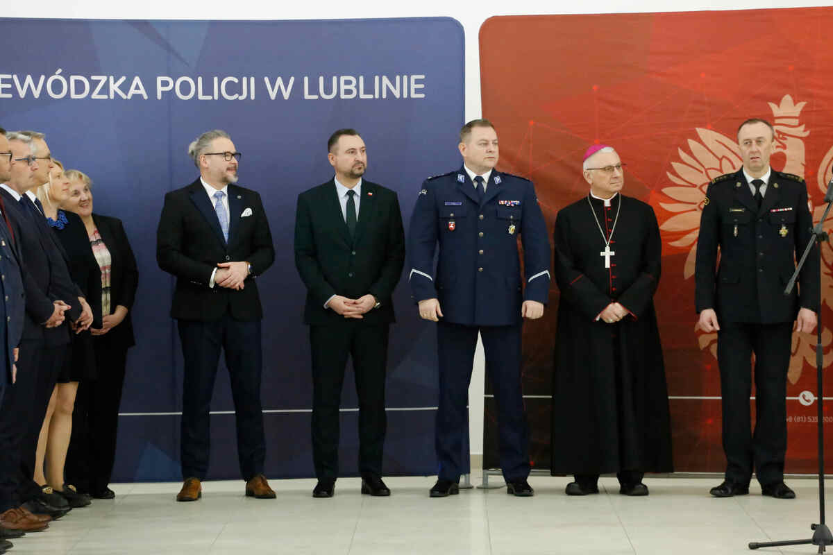 Wielkanocne spotkanie służb mundurowych w Komendzie Wojewódzkiej Policji w Lublinie. Jego Ekscelencja Artur Miziński Ksiądz Biskup Pomocniczy Archidiecezji Lubelskiej, I Wicewojewoda Lubelski Pan Wojciech Wołoch, Wicemarszałek Województwa Lubelskiego Pan Marek Wojciechowski,Komendant Wojewódzki Policji w Lublinie inspektor Tomasz Gil,  Komendant  Wojewódzkiej Państwowej Straży Pożarnej st. bryg. Zenon Pisiewicz.