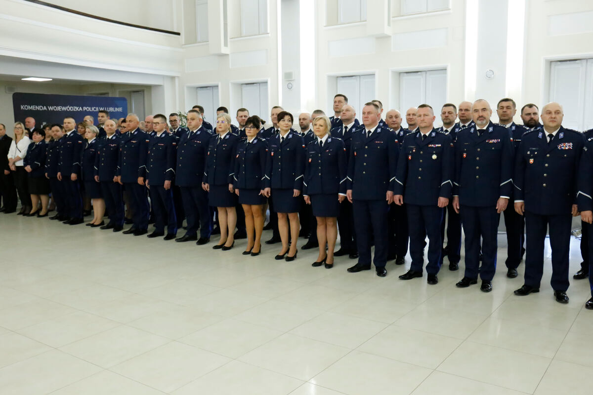 umundurowani policjanci ustawieni w szeregu.  