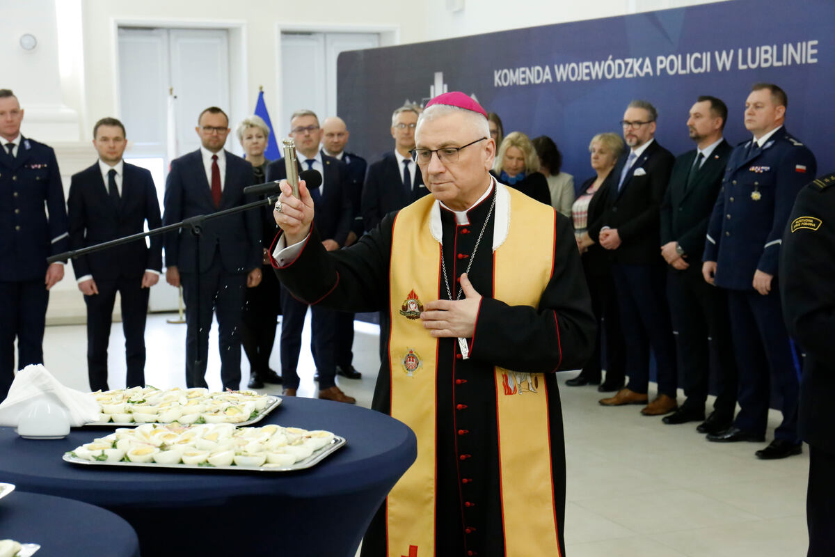 Jego Ekscelencja Artur Miziński Biskup Pomocniczy Archidiecezji Lubelskiej święci pokarm