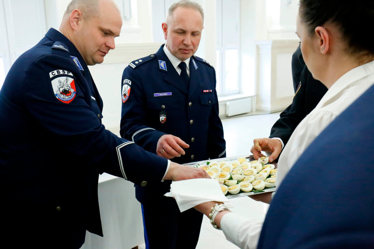 funkcjonariusze służb mundurowych częstują się jajkami