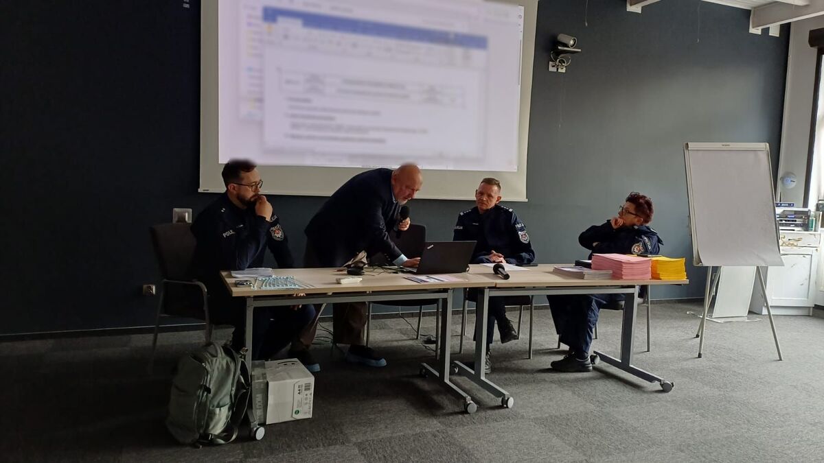 Szkolenie komórki regionalnej IV Zespołu DVI w którym oprócz funkcjonariuszy Policji biorą także przedstawiciele Prokuratury, Wojewódzkiego Centrum Zarządzania Kryzysowego Lubelskiego Urzędu Wojewódzkiego, Zakładu Medycyny Sądowej Uniwersytetu Medycznego w Lublinie, funkcjonariusze Państwowej Straży Pożarnej, przedstawiciele Komendy Głównej Policji oraz  Centralnego Laboratorium Kryminalistycznego Policji.