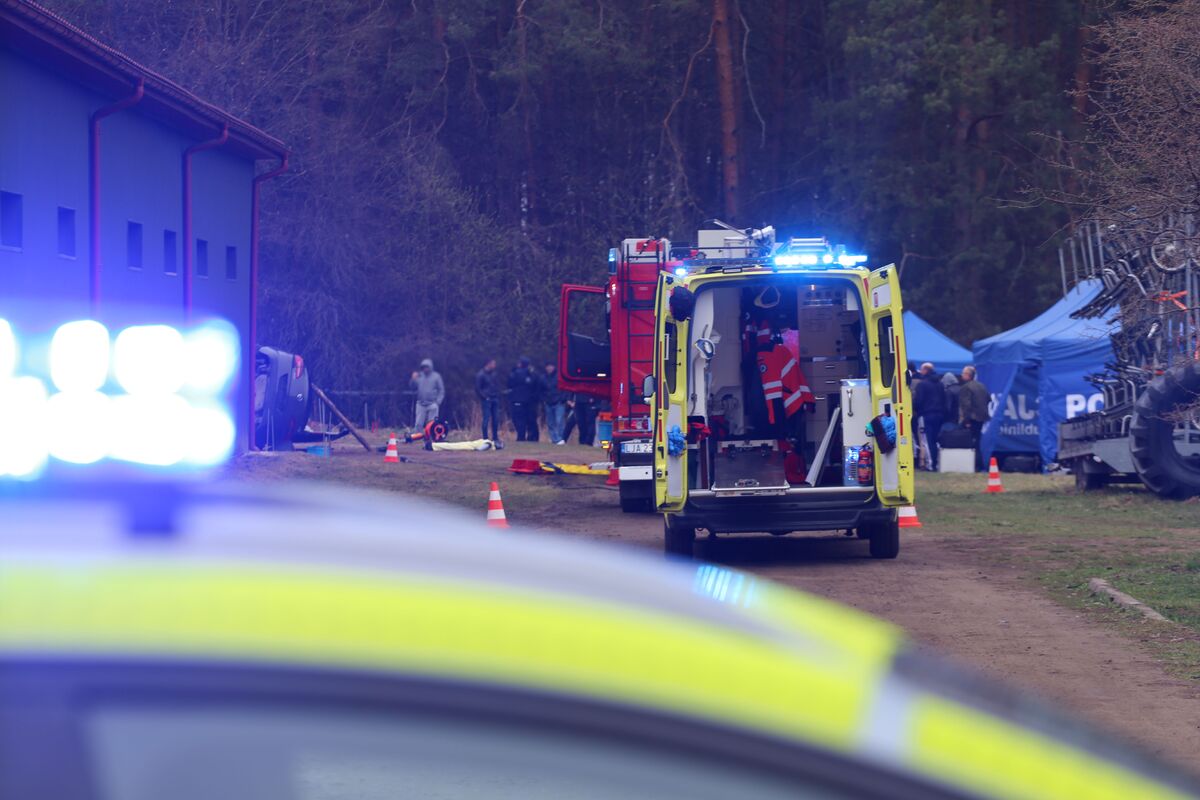 Pojazdy służb z włączonymi sygnałami świetlnymi.