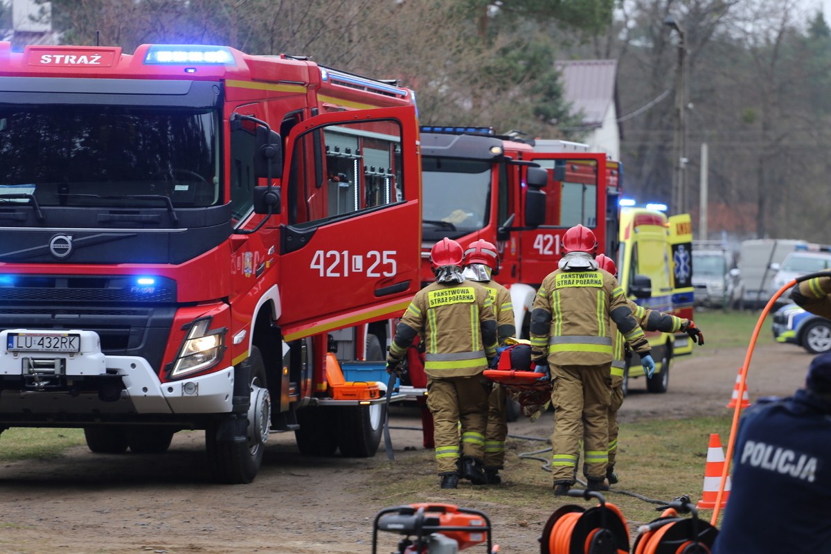 Strażacy udzielają pomocy poszkodowanym.