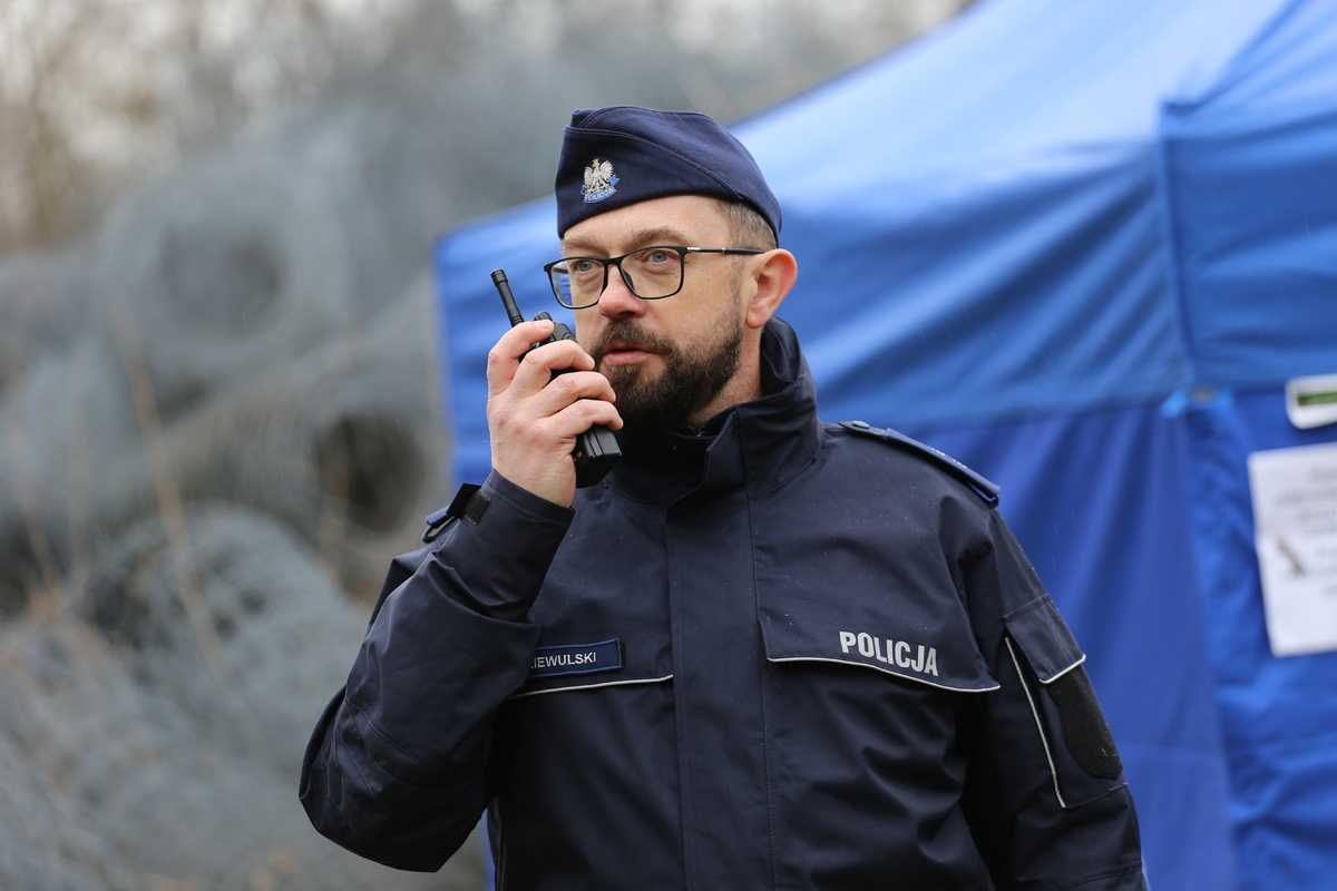 Policjant z radiostacją.