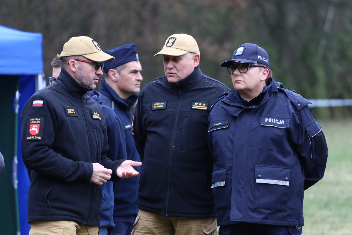 Funkcjonariusze biorący udział w ćwiczeniach.
