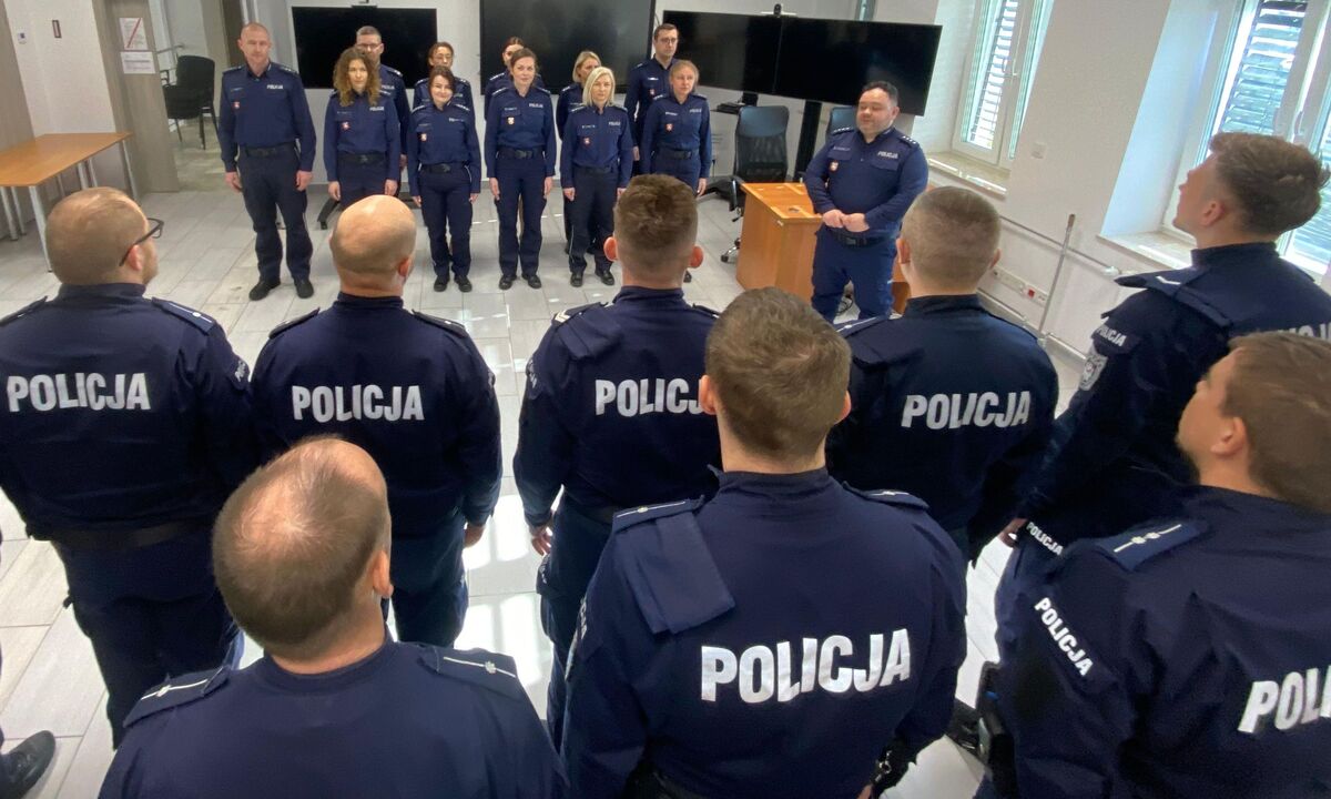 policjanci podczas rozpoczęcia kursu