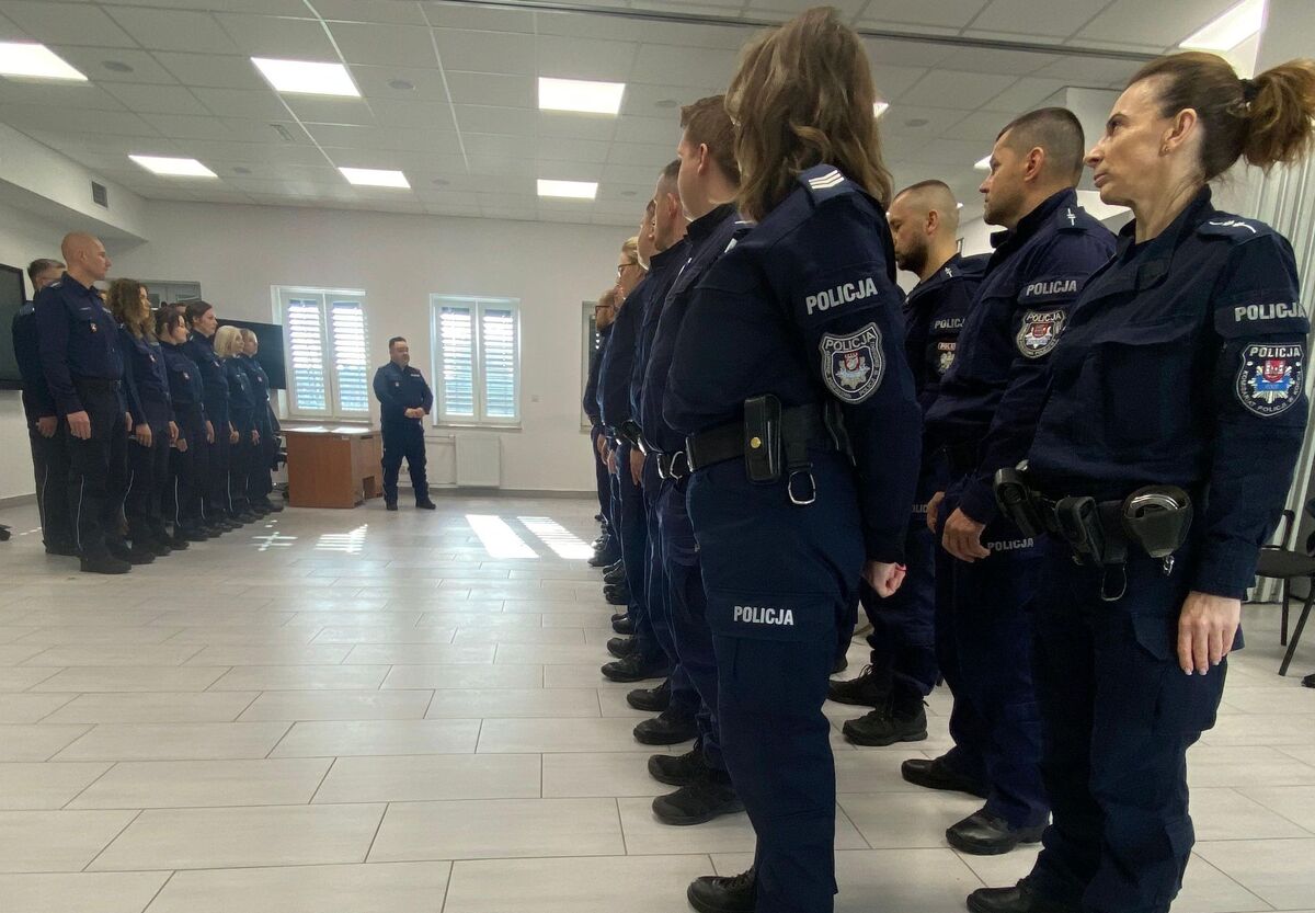 policjanci podczas rozpoczęcia kursu