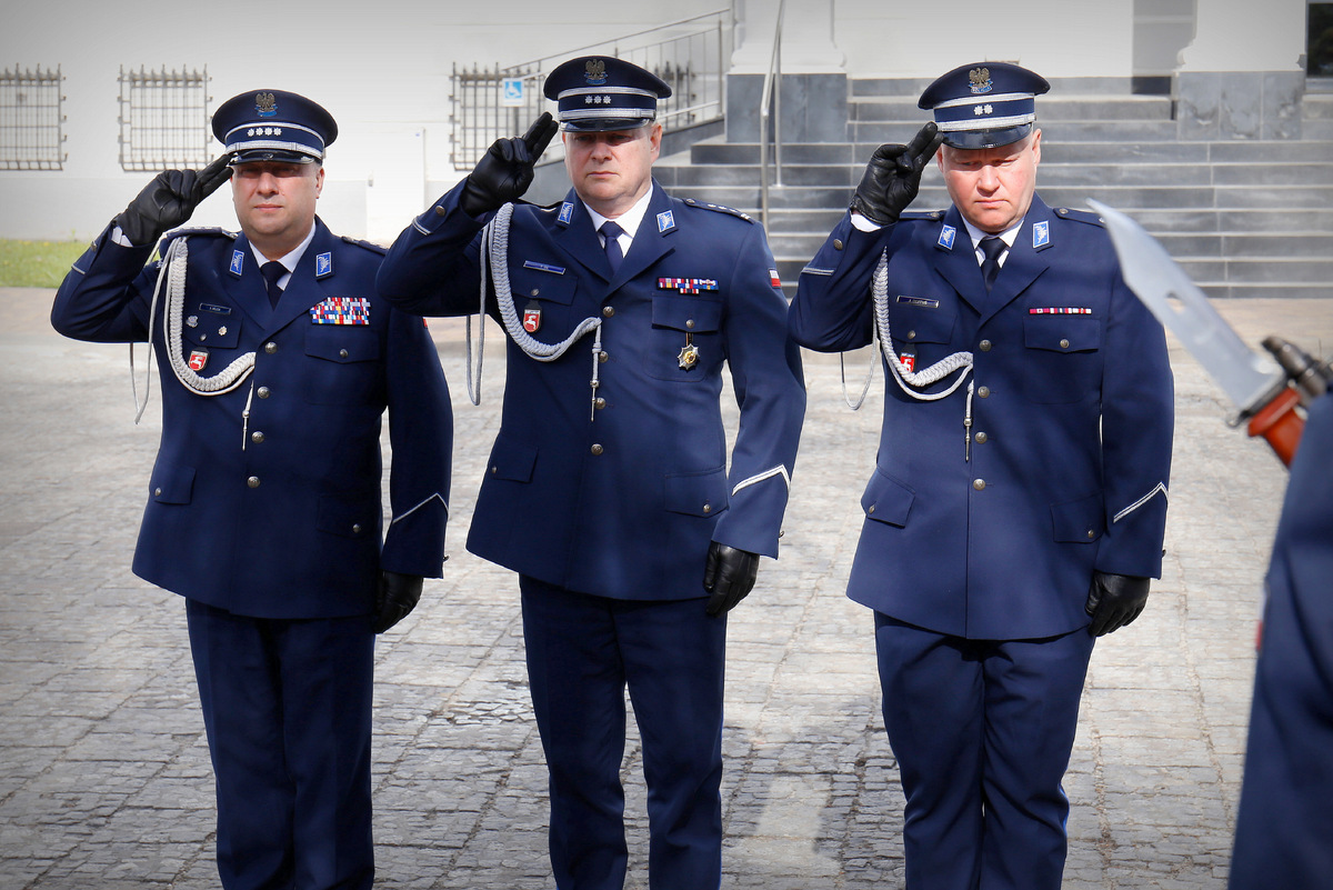 Kierownictwo oddaje honor ofiarom zbrodni katyńskiej.