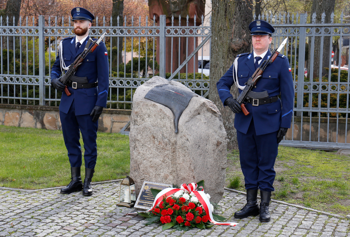 Asysta honorowa przy pomniku ofiar zbrodni katyńskiej..