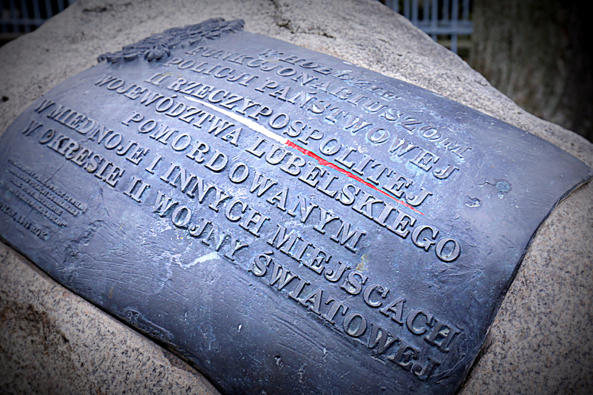 Tablica informująca o zbrodni Katyńskiej dokonanej przez Sowietów.