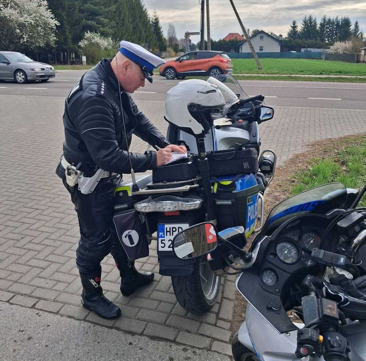 policjant przy motocyklu