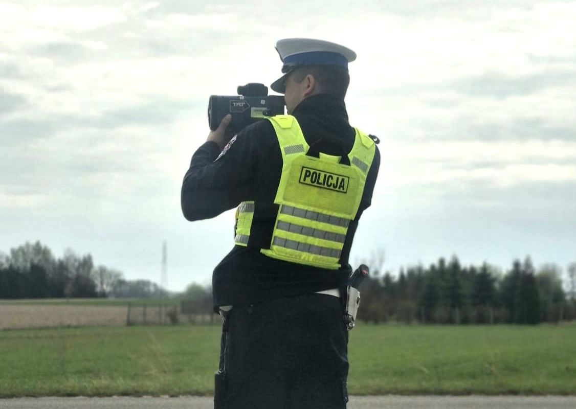 policjant z miernikiem prędkości