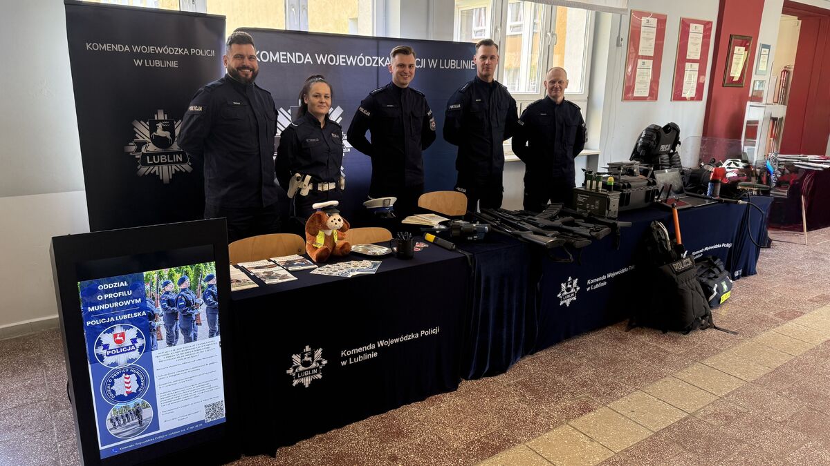 policjanci przy stoisku promującym policję 