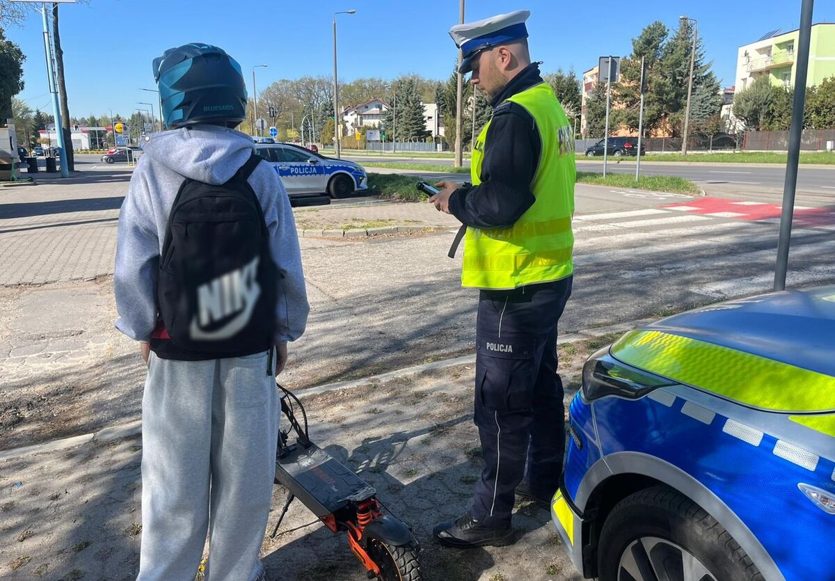 policjant podczas kontroli drogowej kierującego jednośladem