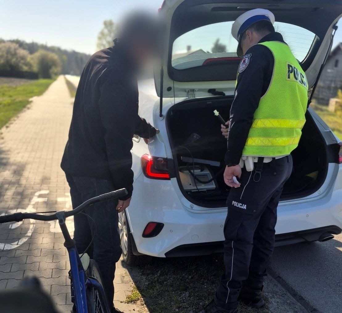 policjant podczas kontroli drogowej sprawdza trzeźowść kierującego jednośladem