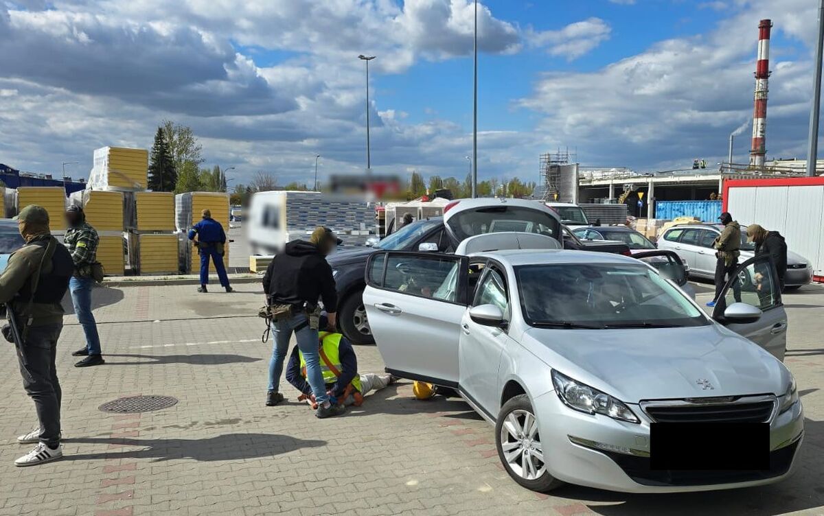 Policjanci zatrzymuja poszukiwanego mężczyznę.