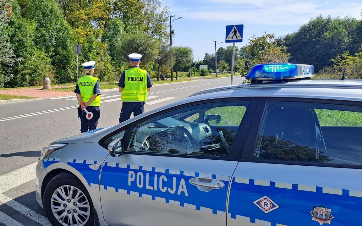 policjanci przy drodze 