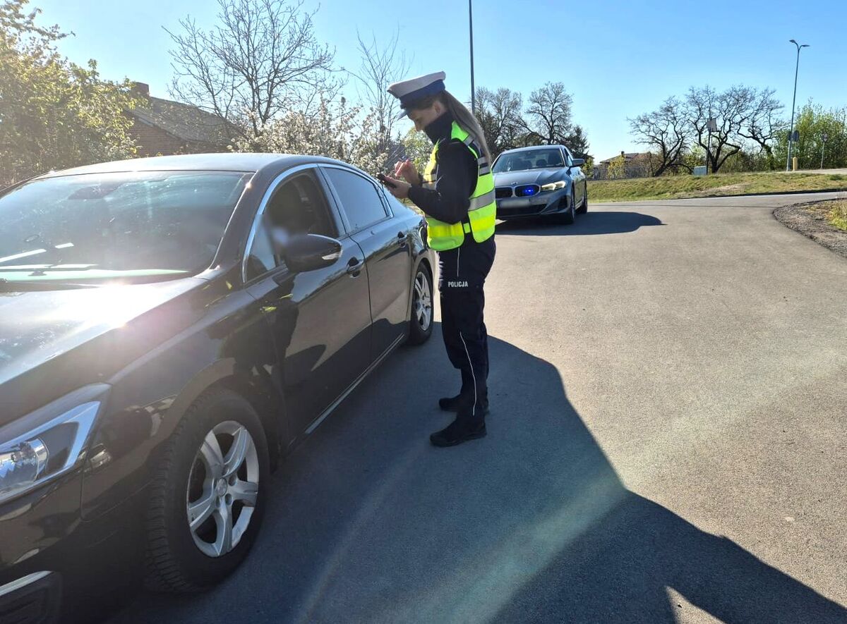 kontrola pojazdu przez policjantkę