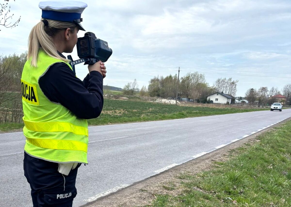 policjantka mierzy prędkość pojazdu 