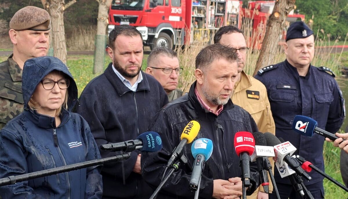 briefing prasowy, na zdjeciu Minister Spraw Wewnętrznych i Administracji Pan Marcin Kierwiński, Minister Klimatu i Środowiska Pani Paulina Hennig-Kloska, Komendant Główny Państwowej Straży Pożarnej SP nadbryg. Wojciech Kruczek, Wojewoda Lubelski Pan Krzysztof Komorski, Komendant Wojewódzki Policji w Lublinie insp. Tomasz Gil