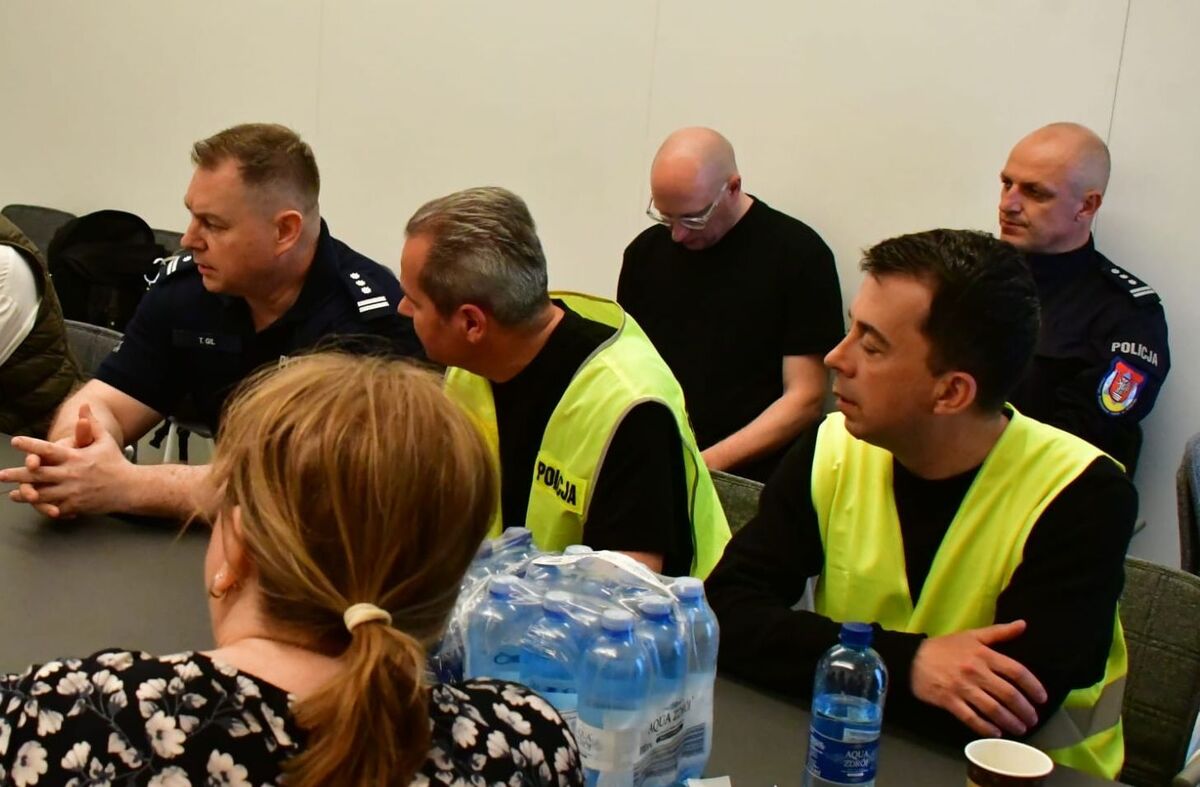 odprawa z udziałem służb, na zdjęciu Komendant Wojewódzki Policji w Lublinie insp. Tomasz Gil i I Zastępca Komendant Wojewódzki Policji w Lublinie insp. Andrzej Mioduna