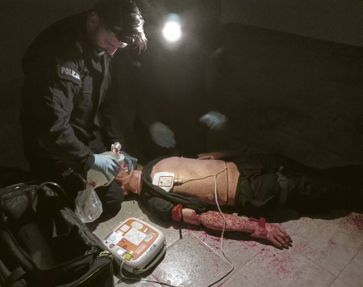 policjanci podczas szkolenia, ćwiczą na fantomie