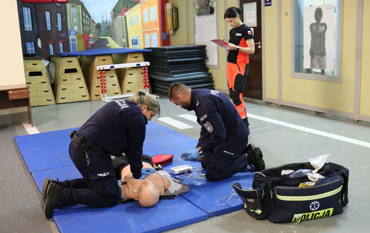 policjanci ćwiczą na fantomie udzielanie pierwszej pomocy
