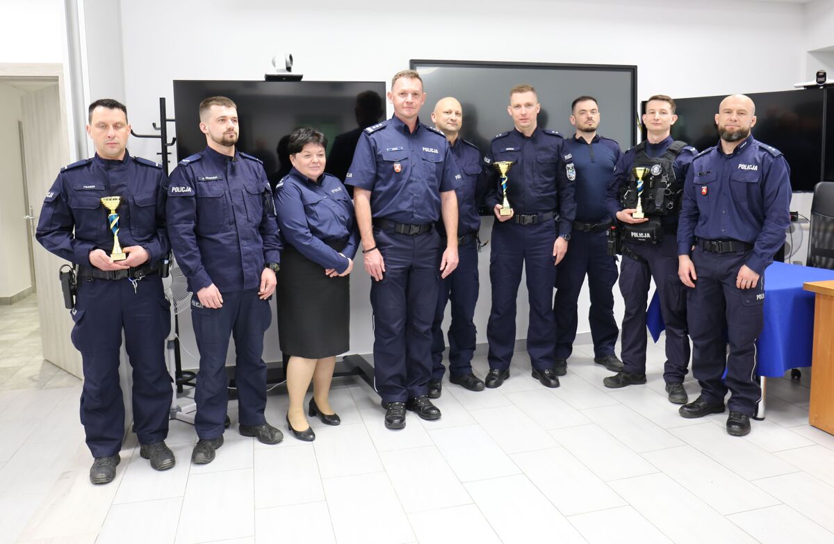 Zastępca Komendanta Wojewódzkiego Policji w Lublinie inspektor Robert Michna, Pani Naczelnik Wydziału Kadr i Szkolenia mł. insp. Katarzyna Węgrzyn i laureacji pierwszego, drugiego i trzeciego miejsca w konkursie