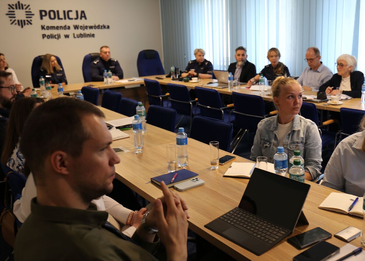 uczestnicy podczas spotkania w sali odpraw