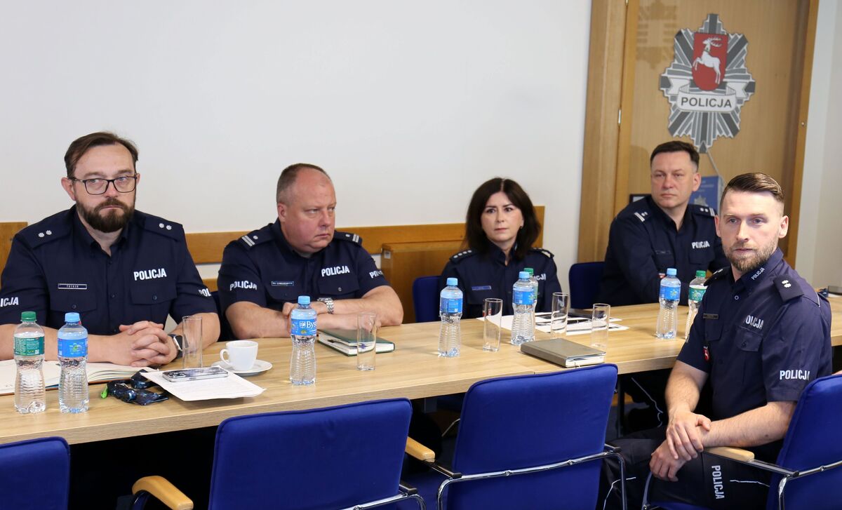 policjanci podczas spotkania