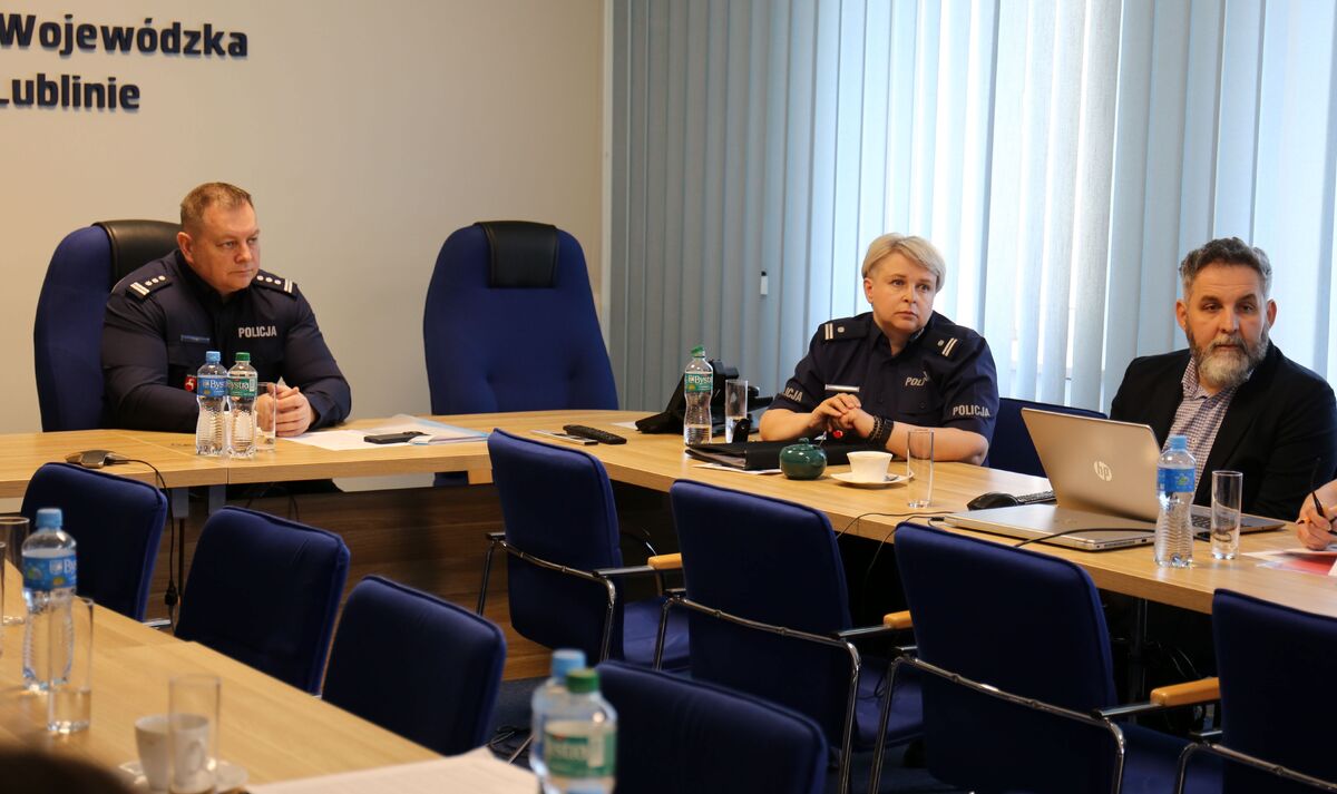 policjanci podczas spotkania