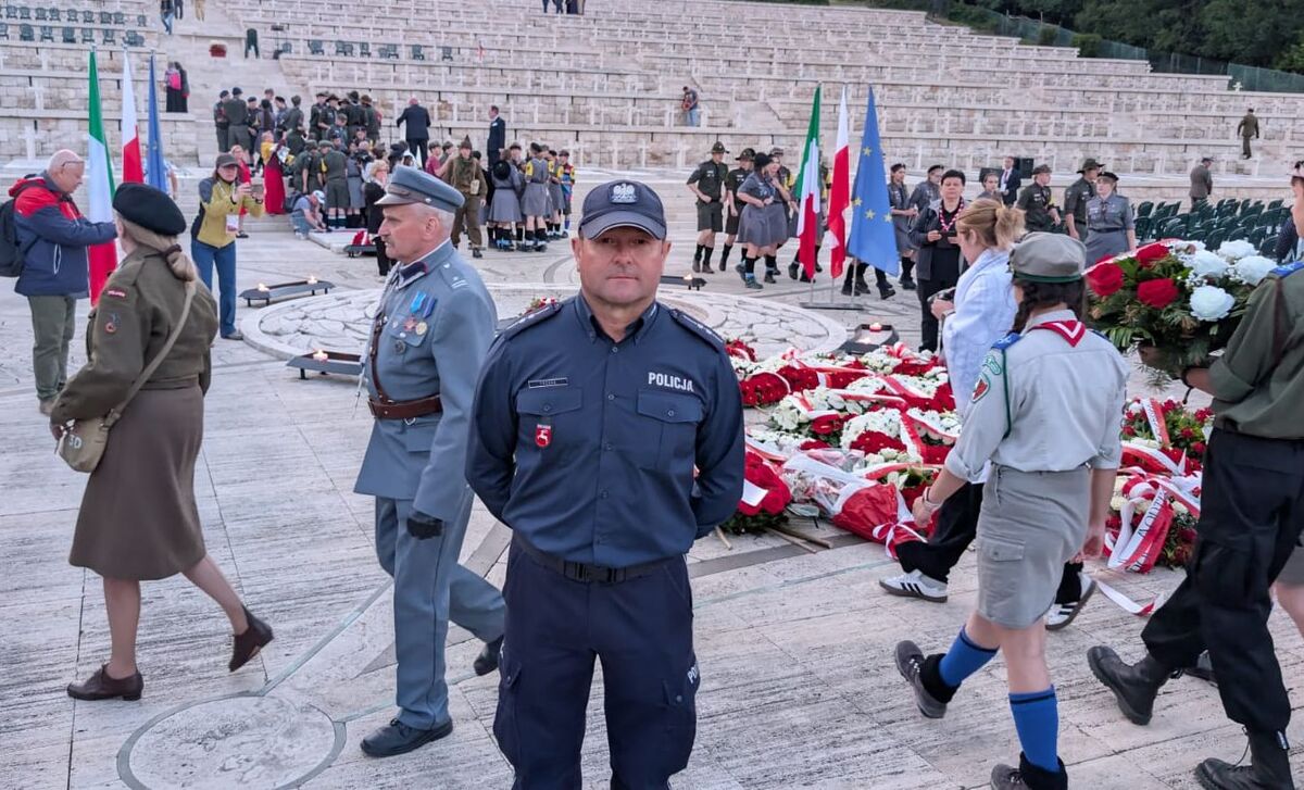 policjant podczas służby w miejscu bitwy pod Monte Cassino 